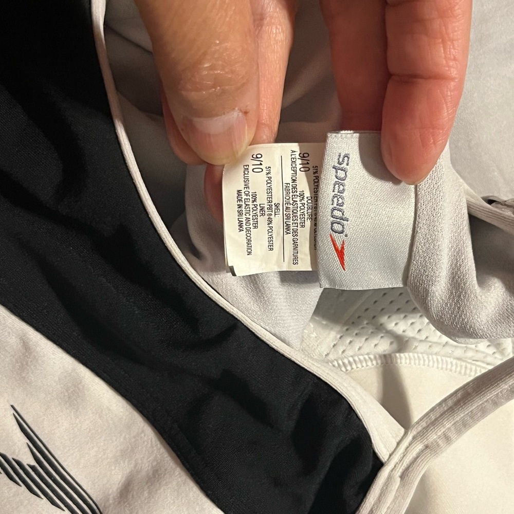 Speedo swimsuit. Size 9/10. Built in bra.  Adjustable straps.  Flattering. - Picture 4 of 4